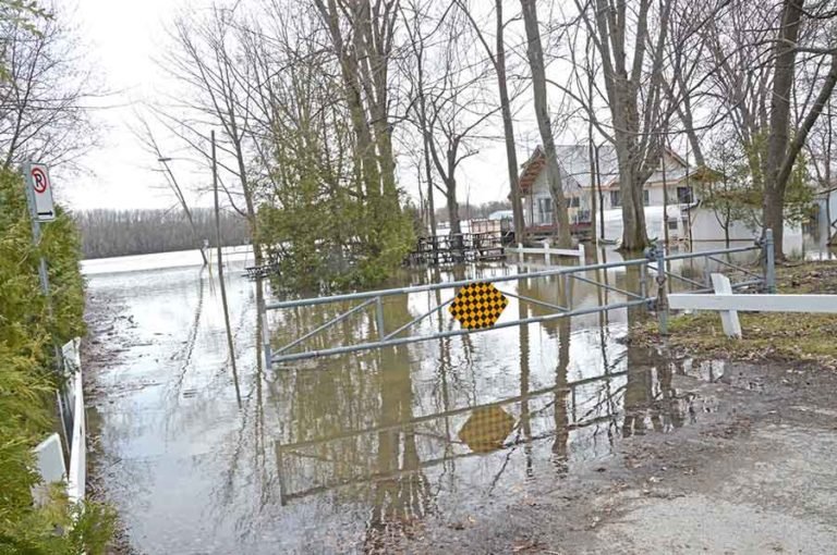 The streets that are flooded in Sainte-Marthe