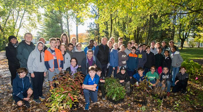 Rosemère students dig in for biodiversity Rosemère students dig in for biodiversity