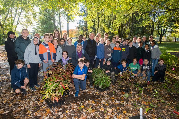 Rosemère students dig in for biodiversity Rosemère students dig in for biodiversity