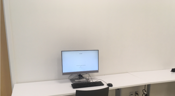 Student workspaces in Sainte-Marthe-sur-le-Lac library