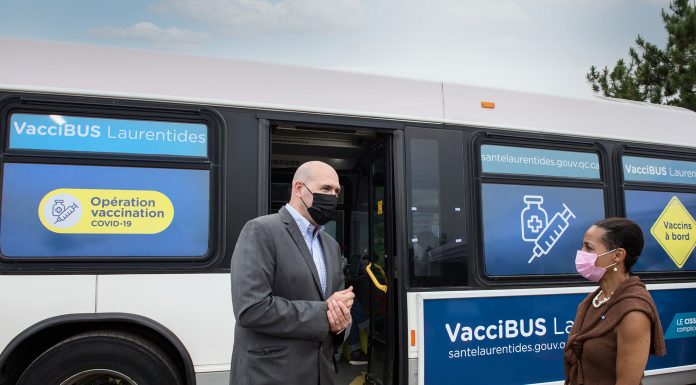 VacciBUS gets a ministerial visit!