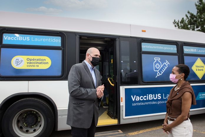 VacciBUS gets a ministerial visit!