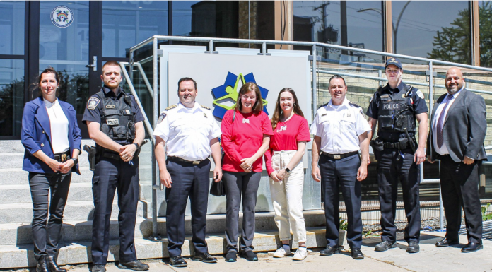 Héma-Québec stops by Thérèse-De-Blainville PD