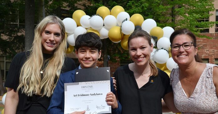 Blainville mayor announces renewal of scholarships and awards for graduating students