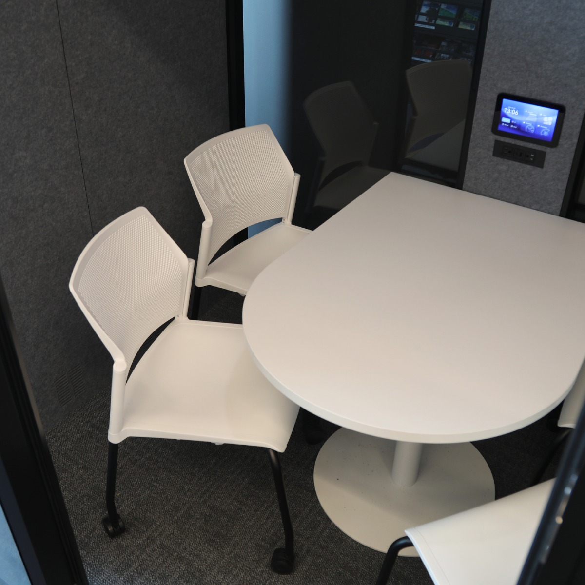 Blainville library expands flexible study options with bookable work rooms and cabins