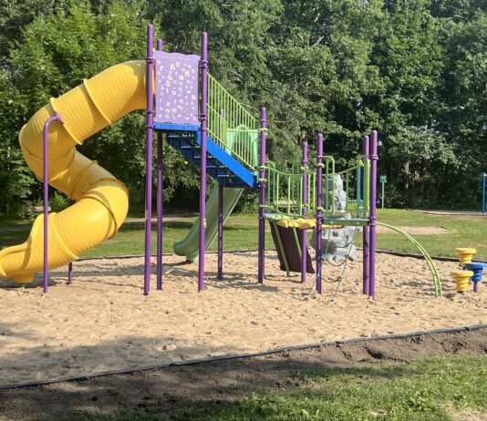 Sainte-Marthe-sur-le-Lac gives playground equipment a second life at Félix-Leclerc Park