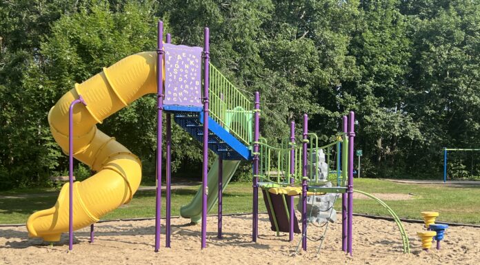 Sainte-Marthe-sur-le-Lac gives playground equipment a second life at Félix-Leclerc Park
